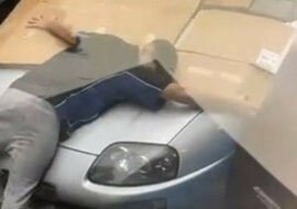 Mężczyzna własnym ciałem chronił swój ukochany samochód przed gradem. Wideo