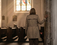 Sąsiadka powiedziała mi, że widzi mojego męża na mszy o siódmej rano. Mąż jest ateistą od studiów. Poszłam tam w niedzielę - siedział w ostatniej ławce, ale nie na mszę patrzył