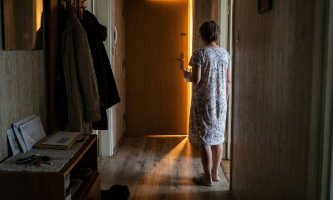 Syn z rodziną wprowadził się do mnie „na parę miesięcy", póki nie skończą remontu. Minął rok. Wczoraj przez ścianę usłyszałam, jak ustalają coś o moim pokoju i „co dalej z babcią". Dosłyszałam jedno zdanie, odłożyłam robótkę i nie zmrużyłam oka
