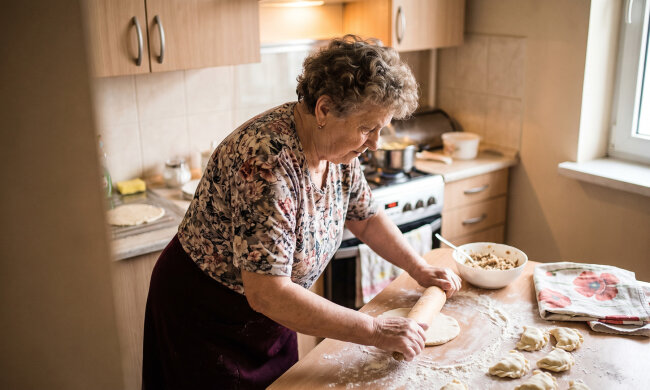 Student z czwartego piętra od roku naprawia mi kran i nosi ziemniaki — zawsze „za pierogi", które lepię co czwartek. Wczoraj przyznał, że pierogi były pretekstem