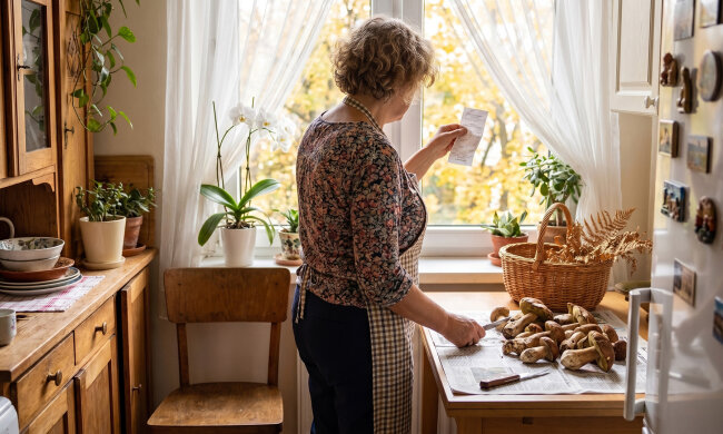 Mąż co roku w październiku jedzie z kolegami na tydzień na grzyby w Bory Tucholskie i zawsze wraca z pełnym koszem. W tym roku, czyszcząc prawdziwki, znalazłam na dnie kosza paragon z warzywniaka w Chojnicach