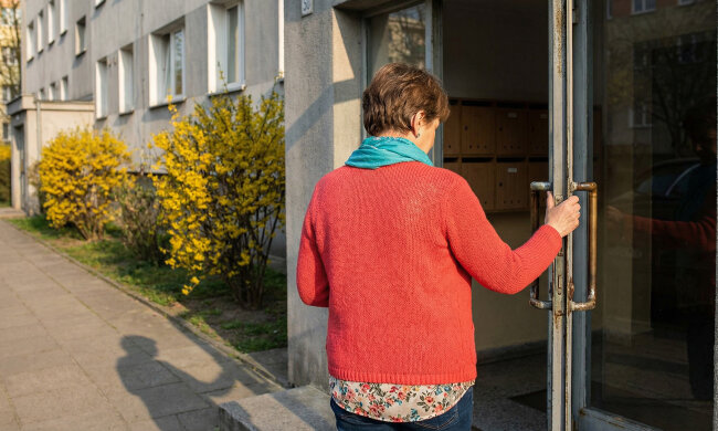 Sąsiadka oddała mi 200 złotych z pięciuset, które pożyczyła. Kiedy tydzień później zapytałam o pozostałe trzysta, powiedziała wszystkim sąsiadkom na klatce, że ją nękam przez trzysta złotych