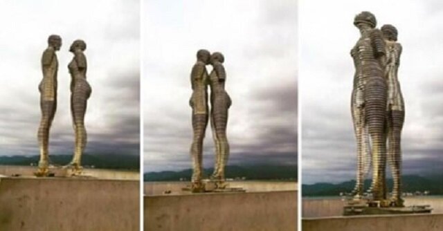 Każdego dnia te ogromne 8-metrowe posągi przechodzą przez siebie, symbolizując utraconą miłość