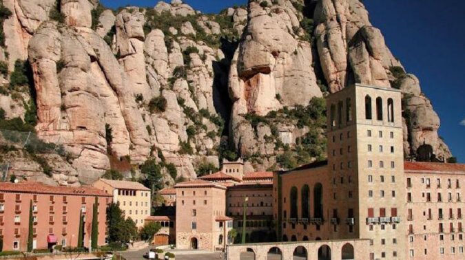 Montserrat: „przecięta” góra, klasztor i rezerwat przyrody w Katalonii