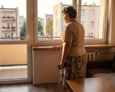 Pilnowałam wnuczki cztery lata, syn w końcu powiedział, że znaleźli panią do opieki, bo „nie chcemy cię przemęczać", tydzień później wnuczka powiedziała mi przez telefon: „babciu, nowa pani śpi na kanapie i daje mi tablet"