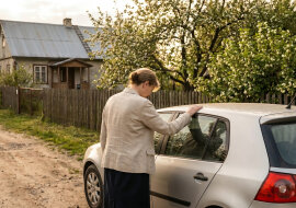 Brat odziedziczył po mamie dom na wsi. Ustaliśmy, że sprzeda i podzieli się po połowie. Sprzedał. Na pytanie o moją część odpowiedział: "Mama chciała, żeby dom został w rodzinie. Kupiłem za to mieszkanie synowi"