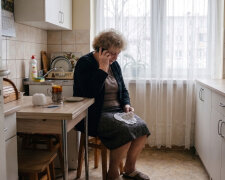 Od września w czwartki po szkole przychodzą do mnie trzy dziewczynki z bloku - uczę je szydełkować, jak kiedyś córkę. Wczoraj zadzwoniła mama jednej z nich: Ola zrobiła na Dzień Babci serwetkę i chciałaby, żebym przyszła na akademię