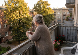 Dwadzieścia lat temu robiłam kanapki sąsiadowi z biednego domu, żeby nie chodził głodny do szkoły. Wczoraj zapukał w garniturze - został lekarzem