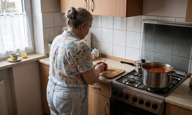 Po śmierci taty zostałam z mamą, która nie umiała zapłacić rachunku przez internet. Jeździłam do niej co tydzień na drugi koniec Warszawy. Po pół roku przyłapałam ją, jak płaci przez telefon - sprawnie, bez okularów