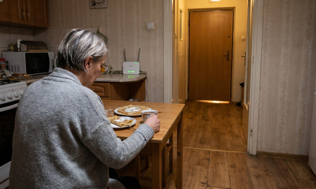 Wnuk ma dwanaście lat i nie chce u mnie nocować, bo "babcia nie ma Wi-Fi". Zainstalowałam internet, kupiłam router - córka pomogła przez telefon
