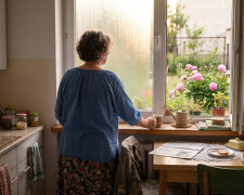 Rok temu przepisałam dom na syna, obiecał, że do końca życia nic się nie zmieni. W lipcu pojechałam do sanatorium. Sąsiadka zadzwoniła trzeciego dnia: po podwórku chodził mężczyzna z teczką i robił zdjęcia okien