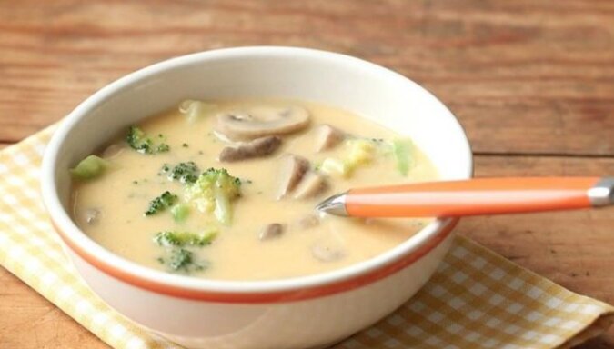 Ulubiona zupa serowa z pieczarkami i brokułami: obfity i zdrowy obiad dla całej rodziny