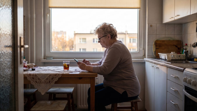 W maju na komunię wnuczki kupiłam rower za prawie dwa tysiące. W czwartek szukałam na OLX-ie używanego roweru dla siebie i trafiłam na ten sam: „prawie nieużywany, do negocjacji". W tle zdjęcia, na komodzie, leżała moja serwetka