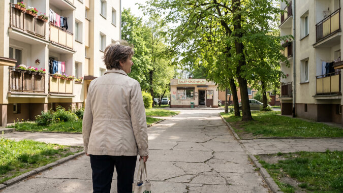 Wysłałam córce pieniądze na jedzenie dla dzieci, bo mówiła, że nie ma za co ich nakarmić. Tego samego wieczora wrzuciła zdjęcie z nowymi paznokciami i kawą za piętnaście złotych. Pod spodem podpis: „W końcu coś dla siebie"
