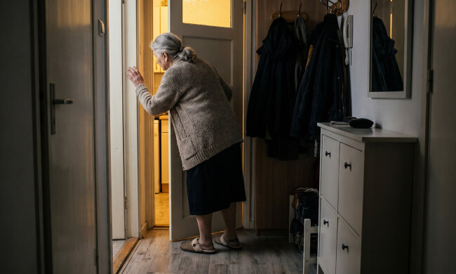 Podsłuchałam, jak dzieci ustalają, kto weźmie mieszkanie, „jak mamy już nie będzie". Nic nie powiedziałam. W poniedziałek u notariusza zapisałam wszystko wnuczce — jedynej, która do mnie dzwoni