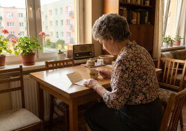Córka z zięciem, jak co roku, polecieli na tydzień do Grecji. Przywieźli mi chłopców w niedzielę wieczorem, a przy furtce stała jeszcze klatka z królikiem i pies. Kartka na smyczy: "Rex je dwa razy dziennie"