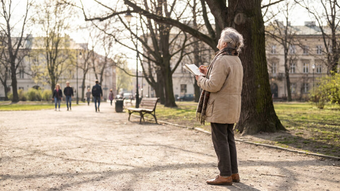 Kiedyś powiedziałam wnuczce, że w młodości marzyłam o malowaniu, ale ojciec powiedział, że to nie dla takich jak my. Na Gwiazdkę dostałam od niej pudełko z farbami, pędzlami i kartką: "Babciu, teraz nikt ci nie zabroni."