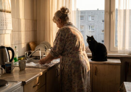 Syn wrócił z Niemiec "na chwilę, żeby ogarnąć sprawy". Po miesiącu przyjechała jego dziewczyna z kotem. Po trzech miesiącach zaczęli mówić o mnie do kota: "Babcia znowu nie zamknęła lodówki"