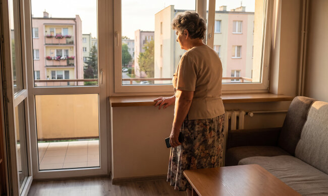 Pilnowałam wnuczki cztery lata, syn w końcu powiedział, że znaleźli panią do opieki, bo „nie chcemy cię przemęczać", tydzień później wnuczka powiedziała mi przez telefon: „babciu, nowa pani śpi na kanapie i daje mi tablet"