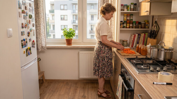 Od trzech lat co środę wożę synowi obiady w słoikach. Na jego urodzinach usłyszałam z kuchni jedno zdanie synowej - o mnie i o wrześniu. Dośpiewałam sto lat i po cichu spakowałam swoje słoiki.