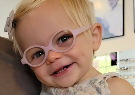 Dziewczynka po raz pierwszy przymierzyła okulary, a jej reakcja wzruszyła YouTube. Wideo