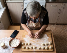 Wnuk nagrywał mnie telefonem, jak lepię pierogi, „dla pamiątki, babciu". Wczoraj w sklepie obca dziewczyna zapytała, czy to ja jestem „tą babcią od pierogów"