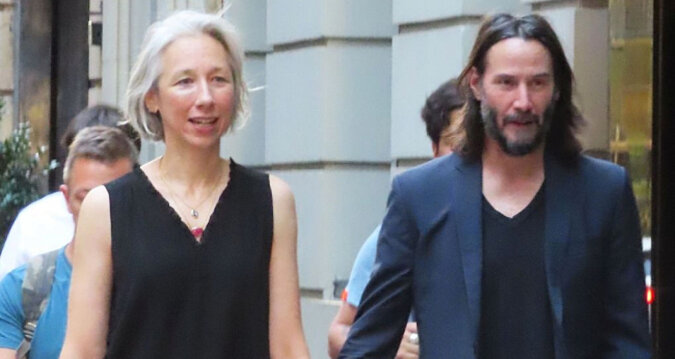 Keanu Reeves i Alexandra Grant, w spodniach o najbardziej modnym kolorze, spacerują po Nowym Jorku