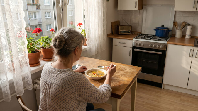 Przez dwadzieścia lat co miesiąc odkładałam po 200 złotych na osobne konto dla wnuka. Kiedy skończył osiemnaście lat, przekazałam mu je osobiście. Tydzień później synowa napisała mi wiadomość, po której nie spałam trzy noce
