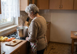 Wnuczka powiedziała mi, że mama zabrania jej jeść u babci, bo gotuję "niezdrowo". Trzydzieści lat karmiłam całą rodzinę tymi samymi obiadami i nikt nie narzekał. Teraz jestem za stara, żeby dobrze gotować