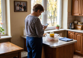 Brat założył mamie wideodomofon z kamerą, "żeby widziała, kto dzwoni". W niedzielę przyjechałam z rosołem i mama nie otworzyła. Wieczorem zadzwoniła z telefonu sąsiadki: "Piotrek pokazał mi w telefonie, ile razy byłaś w tym miesiącu"