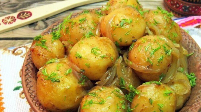 Miękkie i delikatne młode ziemniaki zapiekane w rękawie z cebulą