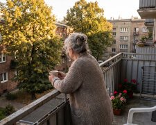 Dwadzieścia lat temu robiłam kanapki sąsiadowi z biednego domu, żeby nie chodził głodny do szkoły. Wczoraj zapukał w garniturze - został lekarzem