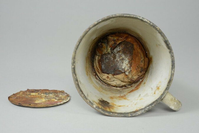 Przez 70 lat kubek znajdował się w Muzeum Auschwitz. Ostatnio podczas prac zabezpieczających odkryto podwójne dno kubka