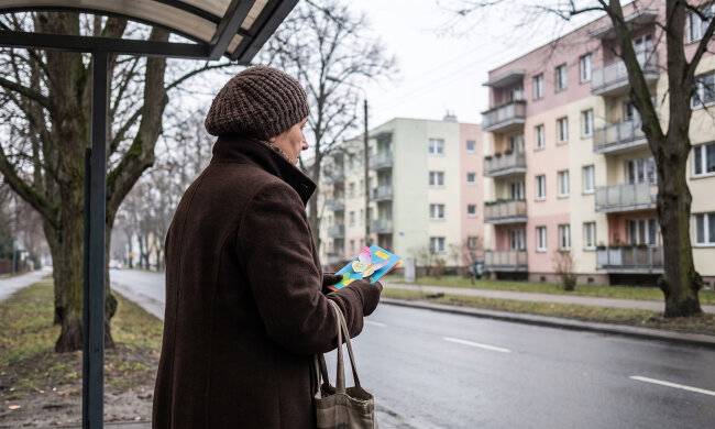 Przez cały rok szkolny odbieram wnuki ze szkoły, odrabiam z nimi lekcje i daję obiad - synowa kończy pracę o siedemnastej. Na Dzień Babci dostałam laurkę, a synowa przy dzieciach podziękowała mi, że «mam wreszcie zajęcie na emeryturze»