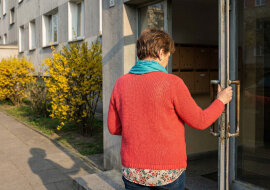 Sąsiadka oddała mi 200 złotych z pięciuset, które pożyczyła. Kiedy tydzień później zapytałam o pozostałe trzysta, powiedziała wszystkim sąsiadkom na klatce, że ją nękam przez trzysta złotych