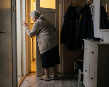 Podsłuchałam, jak dzieci ustalają, kto weźmie mieszkanie, „jak mamy już nie będzie". Nic nie powiedziałam. W poniedziałek u notariusza zapisałam wszystko wnuczce — jedynej, która do mnie dzwoni