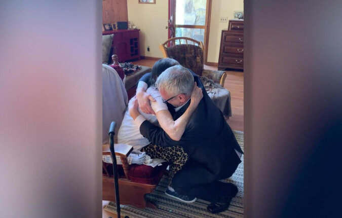 60-letni mężczyzna rozpłakał się jak dziecko, gdy po raz pierwszy spotkał swoją matkę, która oddała go do domu dziecka