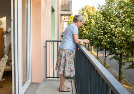 Wnuk wyjechał na studia do Wrocławia. W czwartek w skrzynce leżała koperta zaadresowana odręcznie. Trzy strony o stancji, o wykładach i dopisek: „babciu, mówiłaś, że najbardziej brakuje ci listów, więc będę pisał"