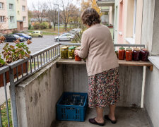 Dzieci przyjeżdżają raz na miesiąc, w niedzielę, z pustym bagażnikiem. Przy pożegnaniu wnuczka zapytała mamę, czy za tydzień «znowu jedziemy do babci po słoiki». Właśnie pakowałam im czternasty - z bigosem