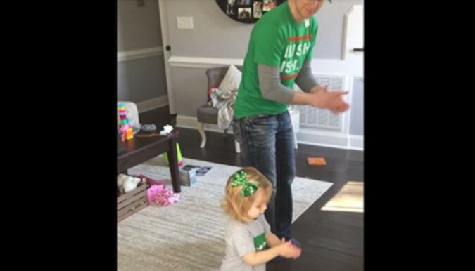 Dwuletnia dziewczynka po mistrzowsku tańczy z tatą taniec irlandzki