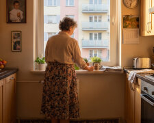 Opłaciłam wnukowi kurs prawa jazdy - trzy i pół tysiąca z emerytury, bo rodzice akurat kończyli remont. Zdał w maju, jeździ autem taty. Wiem od sąsiadki, która widziała go na stacji. Do mnie jeszcze nie dojechał