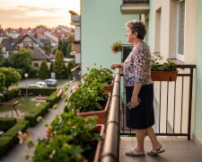 U syna na lodówce wisi kartka: "czwartek 19:00 - telefon do mamy". Pismem synowej, z ptaszkami przy każdej dacie. Teraz wiem, czemu dzwoni zawsze w czwartki i zawsze kwadrans. Kartka jest rozpisana do grudnia