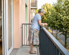 Wnuk wyjechał na studia do Wrocławia. W czwartek w skrzynce leżała koperta zaadresowana odręcznie. Trzy strony o stancji, o wykładach i dopisek: „babciu, mówiłaś, że najbardziej brakuje ci listów, więc będę pisał"