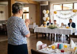 Na komunię wnuczki drugą babcię posadzili koło rodziców i księdza, a mnie na końcu stołu, przy dzieciach