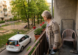 Syn i synowa wyjechali na długi weekend - „tylko trzy dni, mamo, dasz radę". Wyjechali w czwartek, wrócili we wtorek. Czworo dzieci, pies i chomik, którego nikt mi nie zapowiedział