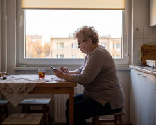 W maju na komunię wnuczki kupiłam rower za prawie dwa tysiące. W czwartek szukałam na OLX-ie używanego roweru dla siebie i trafiłam na ten sam: „prawie nieużywany, do negocjacji". W tle zdjęcia, na komodzie, leżała moja serwetka