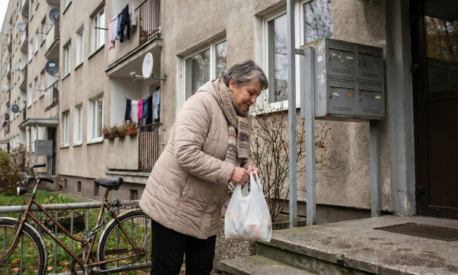 Sąsiadka z dołu pukała co tydzień po cukier, jajka, mleko. Zawsze oddawała. W grudniu pożyczyłam jej 2 tysiące na rachunki. Od tamtego dnia zmienia chodnik, kiedy mnie widzi