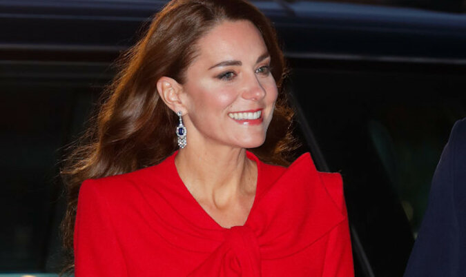 Po wakacjach: Kate Middleton w białych szortach i swetrze w paski pokazała swoją wspaniałą opaleniznę i jaśniejszy kolor włosów
