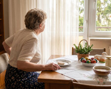 Pan Józef z piątego piętra, wdowiec, od roku wozi mnie na cmentarz i do przychodni - "i tak jadę". Na Wielkanoc córka zapytała przy stole, czy "ten pan nie planuje się do mamy wprowadzić, bo z mieszkaniem trzeba by wtedy coś zrobić"