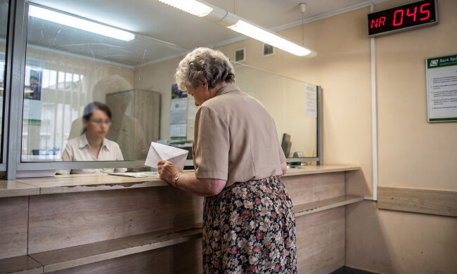 Od dnia narodzin wnuka wpłacałam mu co miesiąc dwieście złotych na konto — na start w dorosłość. Przed jego osiemnastymi urodzinami poszłam do banku dołożyć ekstra od babci. Pani w okienku ściszyła głos: od marca saldo wynosi zero
